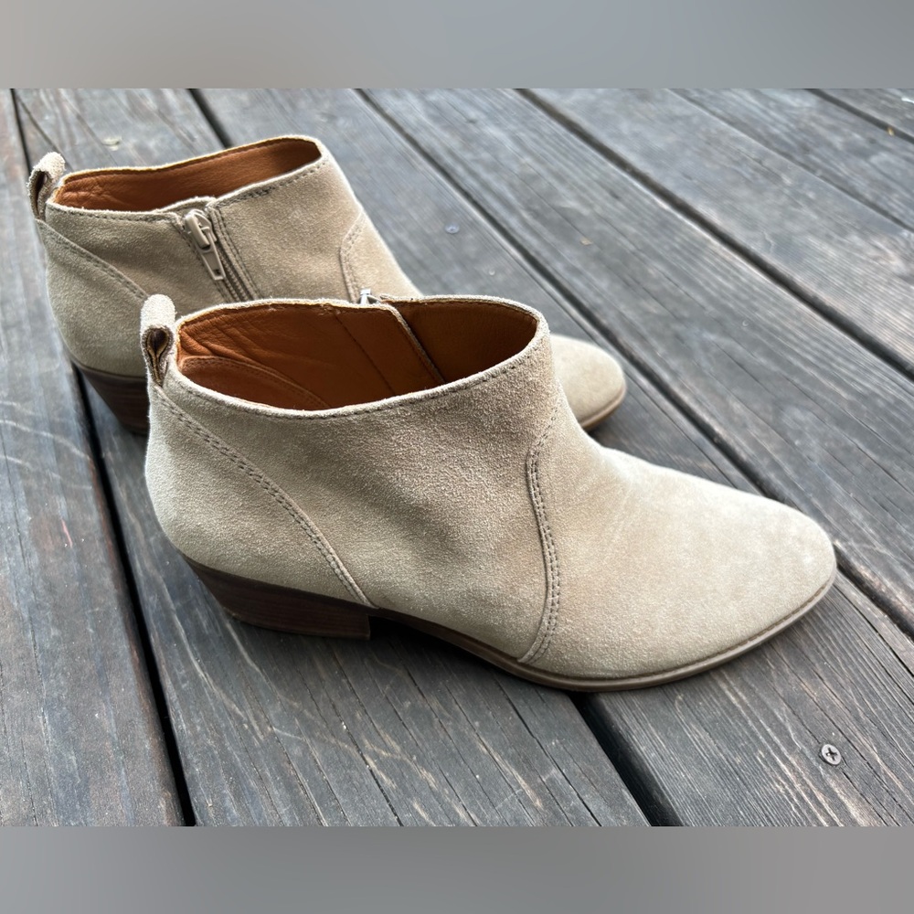 Lucky Brand Beige/Stone Suede Ankle Bootie Wm 9.5